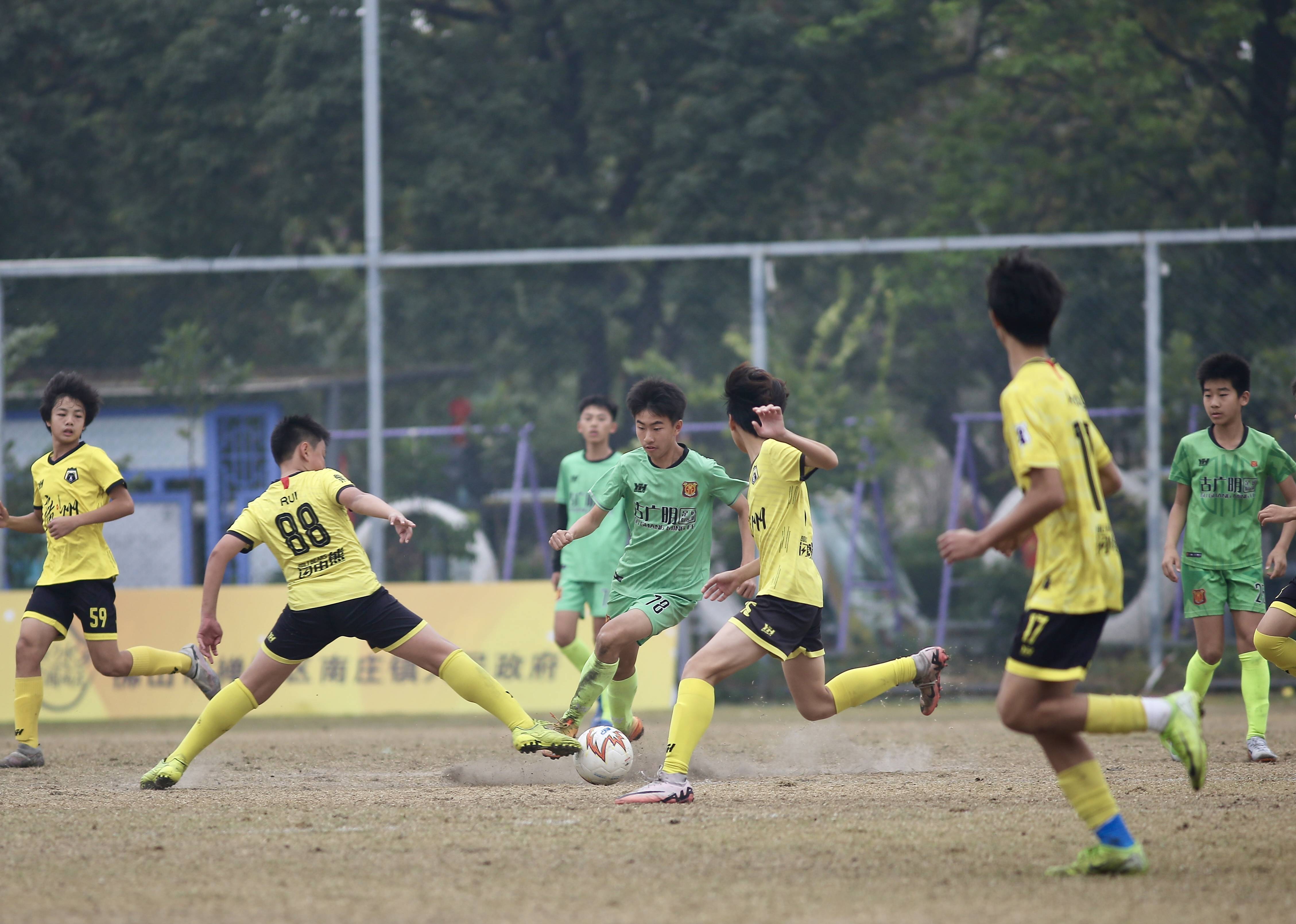 开云体育入口-足球赛事激烈角逐，强队逐鹿争冠