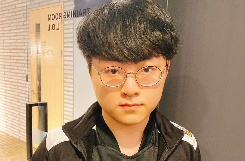 开云体育登录-DK碾压V5，Hanssama打出惊人五杀激烈交锋四强赛，引爆全场热议