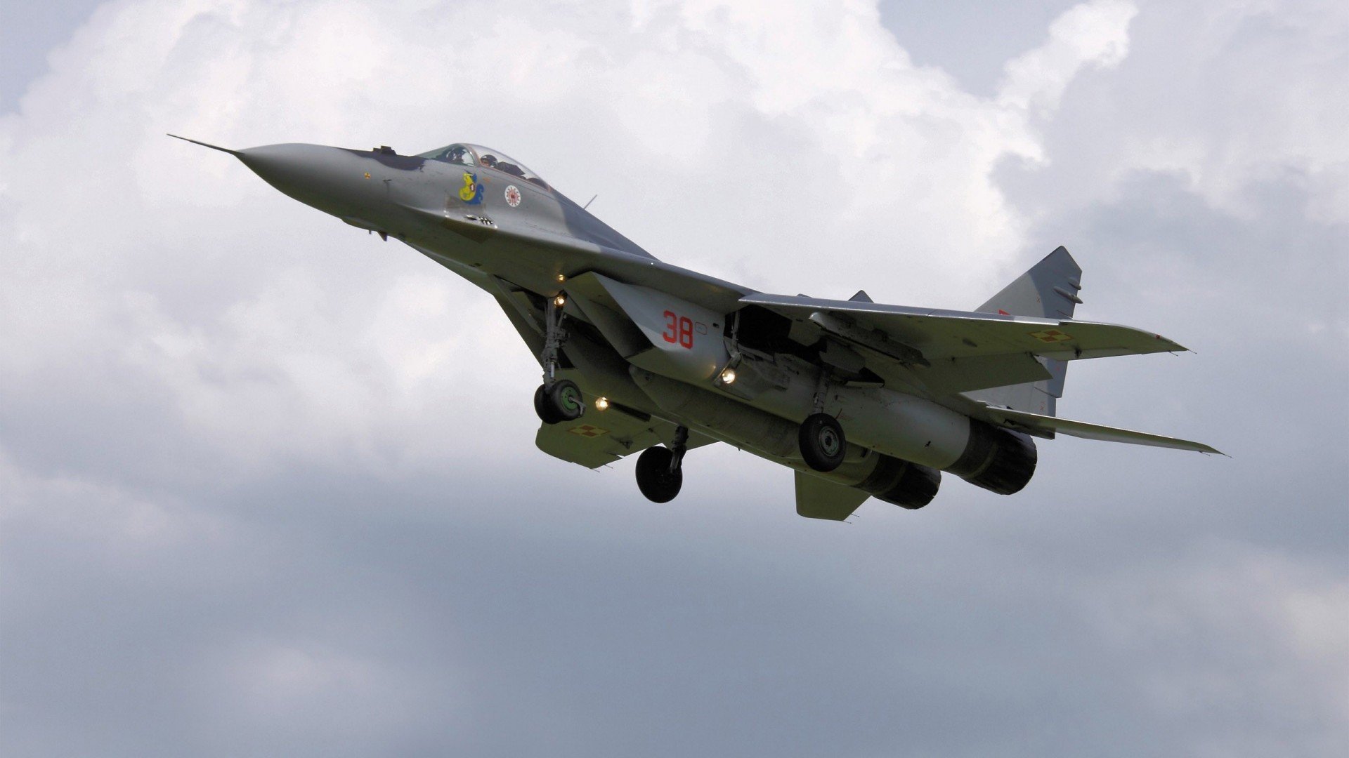 F1街道赛风驰电掣，厄瓜多尔足球闪电战提前终结莱比锡红牛悬念